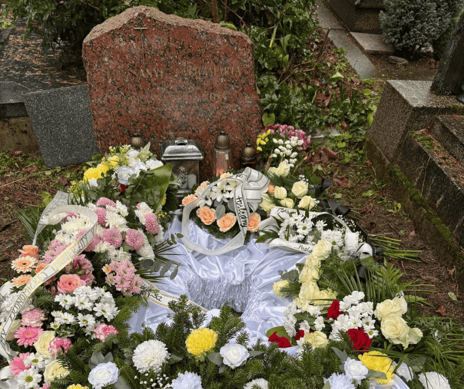 Uloženie rakvy /urny do hrobu, kolumbária